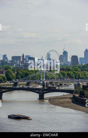 À l'Est de Chelsea Harbour sur la Tamise en direction de la ville avec le London Eye et le quartier financier de la distance Banque D'Images