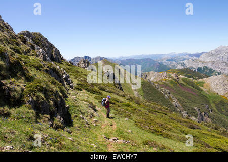 Randonneur sur la montagne de Pico Loto avec la vue vers l'Ile de Hato et au-delà à travers le massif des pics d''Europe Espagne Banque D'Images