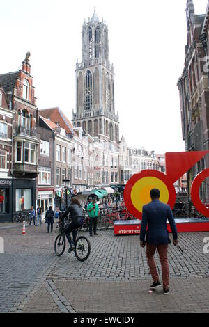 Centre d'Utrecht, aux Pays-Bas avec la tour du Dom. La préparation pour le Grand Départ, début de 2015 Tour de France en Juillet Banque D'Images