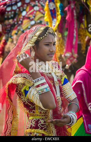 Jeune femme en costume traditionnel. Le Rajasthan, Inde Banque D'Images