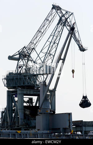 Grue de chargement de marchandises, et le charbon en port traine Banque D'Images