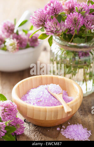 Avec spa à base de pourpre fleurs de trèfle et de sel Banque D'Images