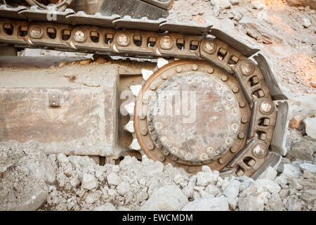 Bien utilisé les voies de l'excavateur closeup Banque D'Images