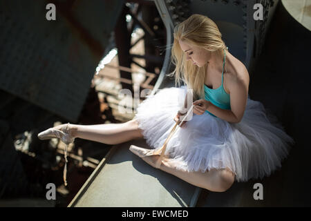 Ballerine assise sur le bord du pont Banque D'Images