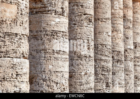 Colonnes du temple grec de Ségeste, en Sicile Banque D'Images