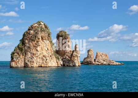 Mer géant des piles de Scopello, Castellammare del Golfo, en Sicile, Italie Banque D'Images