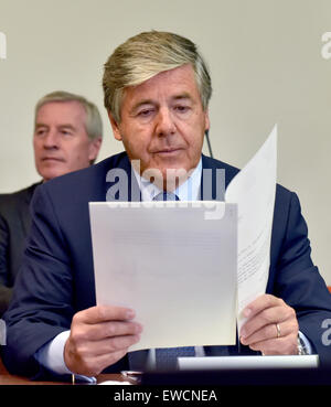 Munich, Allemagne. 23 Juin, 2015. Co-chef de la Deutsche Bank, Jürgen Fitschen (derrière), et ancien PDG de la banque, Josef Ackermann, stand dans la salle d'audience au début du procès contre eux et d'autres anciens directeurs de banque pour tentative de fraude dans l'essai de Kirch dans le tribunal de district de Munich, Allemagne, 23 juin 2015. Photo : PETER KNEFFEL/dpa/Alamy Live News Banque D'Images