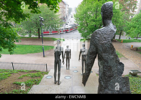 La colline de Petrin, vue arrière de sculptures dans le Monument à la souffrance du peuple tchèque sous le régime communiste par Olbram Zoubek dans parc de Petrin, à Prague Banque D'Images