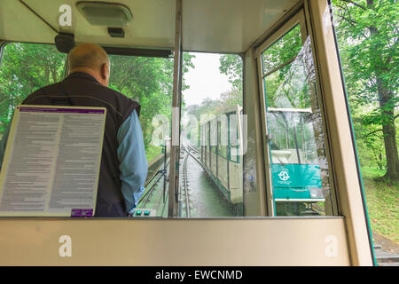 Funiculaire de Prague, vue arrière d'un funiculaire qui mène au sommet de la colline Petrin à Prague, République tchèque. Banque D'Images