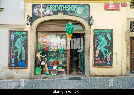 Bar à l'absinthe, vue sur un bar à l'absinthe et des boutiques dans le quartier Hradcany de Prague, République tchèque. Banque D'Images