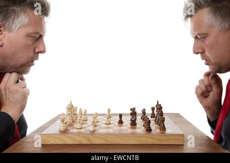 L'homme jouant aux échecs contre lui-même tourné en studio Banque D'Images