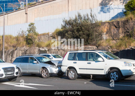 Circulation à Sydney pendant l'heure de pointe du matin en direction du nord sur l'autoroute bradfield juste après le pont du port, et un accident de voiture pour ralentir la circulation Banque D'Images