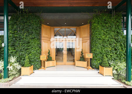 17.06.2015. Le Wimbledon Tennis Championships 2015 tenue à l'All England Lawn Tennis et croquet Club, Londres, Angleterre, Royaume-Uni. Le Centre d'entrée des joueurs Court, comprenant une source d'inspiration pour bien de Rudyard Kipling's 'pem si'. Banque D'Images