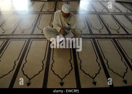 (150623) -- PESHAWAR, 23 juin 2015 (Xinhua) -- un musulman lit Coran dans une mosquée pendant le mois sacré du Ramadan, dans le nord-ouest de Peshawar au Pakistan, le 23 juin 2015. (Xinhua/Umar Qayyum) Banque D'Images