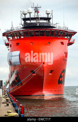 «Esvagt Froude,' le nouveau navire de service pour l'éolien offshore en mer Baltique, quitte le port après son engagement dans l'Rostock-Warnemuende, Allemagne, 23 juin 2015. Le navire, commandé par Siemens et le navire danois, porte-Esvagt propose des chambres pour plus de 30 techniciens de service qui peuvent vivre et travailler en mer pendant plusieurs semaines. Le navire sera utilisé pour l'entretien de la Baltique '2' wind farm, environ 32 miles au nord de l'île de Rügen. Photo : JENS BUETTNER/dpa Banque D'Images