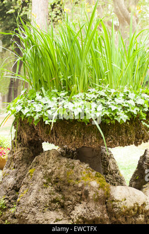 Grand vase de fleurs en bronze Banque D'Images