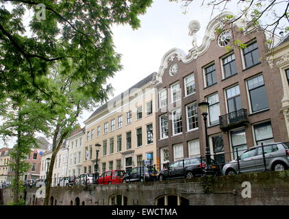 Vieux manoirs et pignons à Nieuwegracht canal dans le centre-ville médiéval d'Utrecht, Pays-Bas Banque D'Images