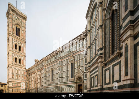 Détail de façade en marbre incrusté, la cathédrale de Florence, Italie Banque D'Images