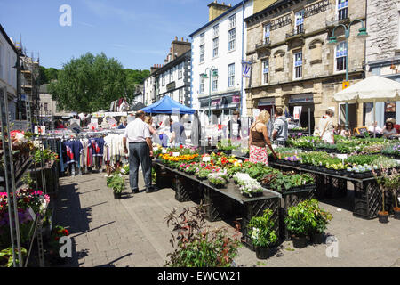 Parcourez les acheteurs de marchandises offre au marché plein air, Kendal South Lakeland, Cumbria, Angleterre Banque D'Images