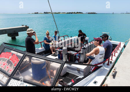 Les plongeurs d'écouter un exposé sur la sécurité à bord d'un bateau avant de plonger près de la plage de Waikiki. Banque D'Images