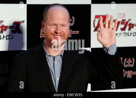 Tokyo, Japon. 23 Juin, 2015. Joss Whedon réalisateur pose pour photographes lors d'une premiere événement pour son nouveau film "Avengers : Uncanny X-Men' à Tokyo, Japon, le 23 juin 2015. Le film sera montré au public du 4 juillet au Japon. Credit : Stringer/Xinhua/Alamy Live News Banque D'Images