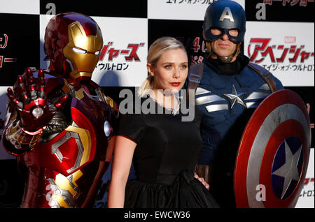 Tokyo, Japon. 23 Juin, 2015. L'actrice américaine Elizabeth Olsen (C) pose pour photographes avec Captain America (R) et l'homme de fer au cours d'une première mondiale pour le nouveau film de l'événement 'Avengers : Uncanny X-Men' à Tokyo, Japon, le 23 juin 2015. Le film sera montré au public du 4 juillet au Japon. Credit : Stringer/Xinhua/Alamy Live News Banque D'Images