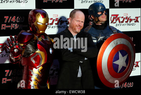 Tokyo, Japon. 23 Juin, 2015. Réalisateur Joss Whedon (C) pose pour photographes avec Captain America (R) et l'homme de fer au cours d'une première activité pour son nouveau film "Avengers : Uncanny X-Men' à Tokyo, Japon, le 23 juin 2015. Le film sera montré au public du 4 juillet au Japon. Credit : Stringer/Xinhua/Alamy Live News Banque D'Images