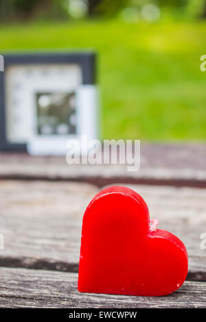 Coeurs rouges sur le fond en bois. Banque D'Images