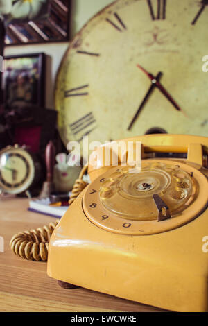Vieux téléphone sur table en bois et vintage. Banque D'Images