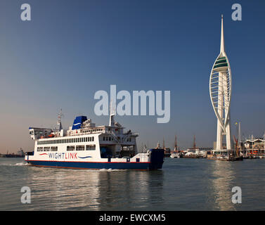 Wightlink Isle of Wight ferry arrivant à Portsmouth. Banque D'Images