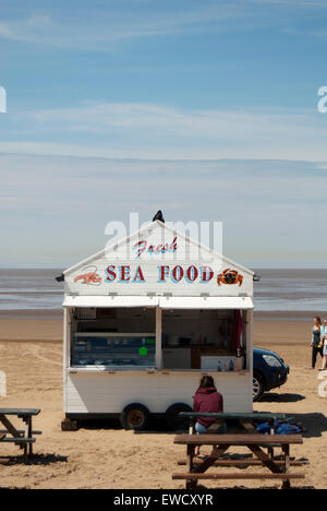 Editorial image montrant un vendeur de fruits de mer sur la plage de Weston Super-Mare Banque D'Images