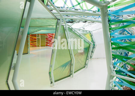 Selgascano architectes espagnols ont conçu le 15e Pavillon de la Serpentine. Le primé studio, dirigé par José Selgas et Lucía Cano, est la première architecture espagnole pratique d'être demandé de concevoir le Pavillon temporaire sur la pelouse de la Serpentine dans le quartier londonien de Kensington Gardens. En accord avec les critères du régime, ce sera la première du studio nouvelle structure au Royaume-Uni. La conception rendre montre une double peau, amorphe, structure polygonale composée de panneaux d'une multi-couleur translucide, polymères à base de fluor (ETFE) tissées à travers et emballés comme des toiles. Les visiteurs seront une Banque D'Images