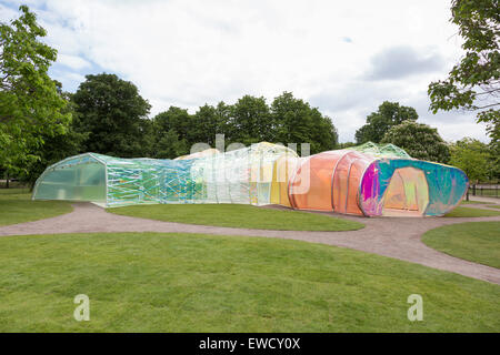 Selgascano architectes espagnols ont conçu le 15e Pavillon de la Serpentine. Le primé studio, dirigé par José Selgas et Lucía Cano, est la première architecture espagnole pratique d'être demandé de concevoir le Pavillon temporaire sur la pelouse de la Serpentine dans le quartier londonien de Kensington Gardens. En accord avec les critères du régime, ce sera la première du studio nouvelle structure au Royaume-Uni. La conception rendre montre une double peau, amorphe, structure polygonale composée de panneaux d'une multi-couleur translucide, polymères à base de fluor (ETFE) tissées à travers et emballés comme des toiles. Les visiteurs seront une Banque D'Images