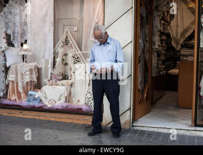 Athènes, Grèce. 23 Juin, 2015. Un homme est lâche de comptage de l'argent à Athènes, Grèce, le 23 juin 2015. Dpa : Crédit photo alliance/Alamy Live News Banque D'Images