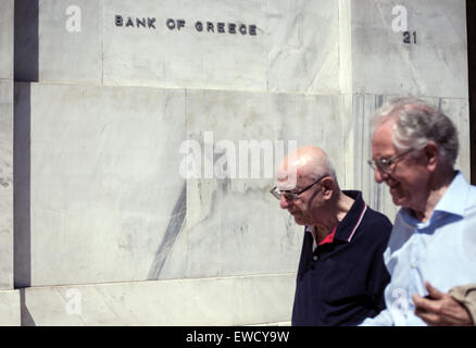 Athènes, Grèce. 23 Juin, 2015. Deux hommes âgés marcher à l'extérieur de la Banque Nationale de Grèce à Athènes, le 23 juin 2015. Dpa : Crédit photo alliance/Alamy Live News Banque D'Images