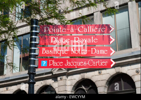 Les panneaux d'orientation dirigée vers les centres d'intérêts dans le Vieux Montréal, province de Québec, Canada. Banque D'Images