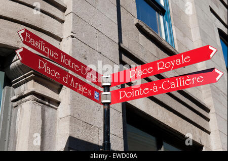 Les panneaux d'orientation dirigée vers les centres d'intérêts dans le Vieux Montréal, province de Québec, Canada. Banque D'Images
