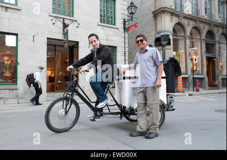 Les jeunes les nettoyeurs de rues du Vieux Montréal, province de Québec, Canada. Banque D'Images