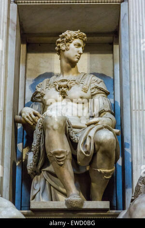 Sculpture de Giuliano di Lorenzo de Médicis par Michel-Ange, nouvelle sacristie, basilique San Lorenzo, Florence, Italie. Banque D'Images