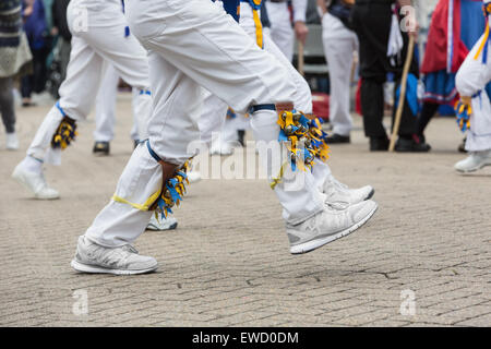 Les jambes de deux danseurs morris avec pieds en temps parfait Banque D'Images