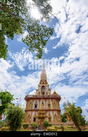 Belle à la Pagode Wat Chalong ou Wat Chaitararam célèbres attractions du Temple et lieu de culte dans la province de Phuket, Thaïlande Banque D'Images