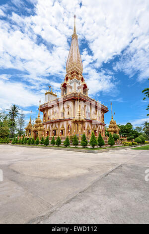 Belle à la Pagode Wat Chalong ou Wat Chaitararam célèbres attractions du Temple et lieu de culte dans la province de Phuket, Thaïlande Banque D'Images