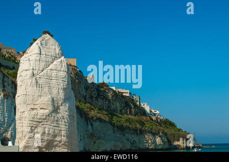 Italie Pouilles Vieste Pizzomunno Gragano le rocher et la plage Banque D'Images