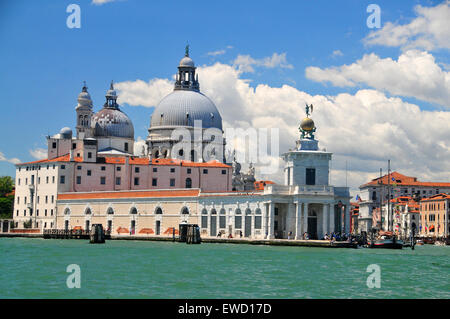 Il y a beaucoup d'églises et bâtiments intéressants à voir le long des canaux de Venise Italie tels que le campanile sur la Piazza San Marco. Banque D'Images