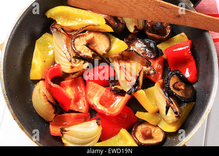 Poêlé de légumes et champignons Banque D'Images