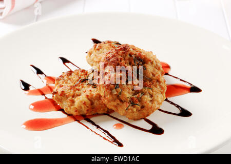 Les burgers de légumes avec sauce au vinaigre balsamique Banque D'Images