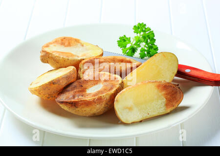 Moitié de pommes de terre rôties au four sur la plaque Banque D'Images