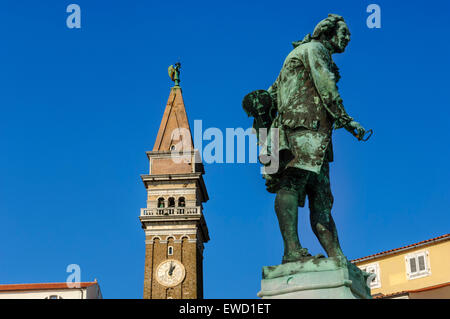 Statue de compositeur local et violoniste Giuseppe Tartini et la tour de l'horloge de Saint George's Cathedral. Piran. La Slovénie Banque D'Images