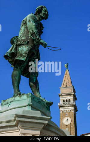 Statue de compositeur local et violoniste Giuseppe Tartini et la tour de l'horloge de Saint George's Cathedral. Piran. La Slovénie Banque D'Images