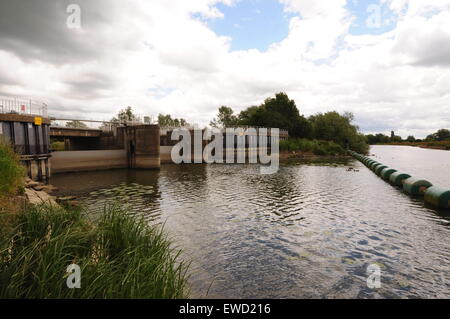 Earith sluice sur la rivière Great Ouse à la tête de l'ancienne rivière Bedford, Cambridgeshire Fens, UK Banque D'Images